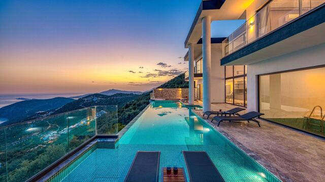 Source listing photograph — pool at dusk